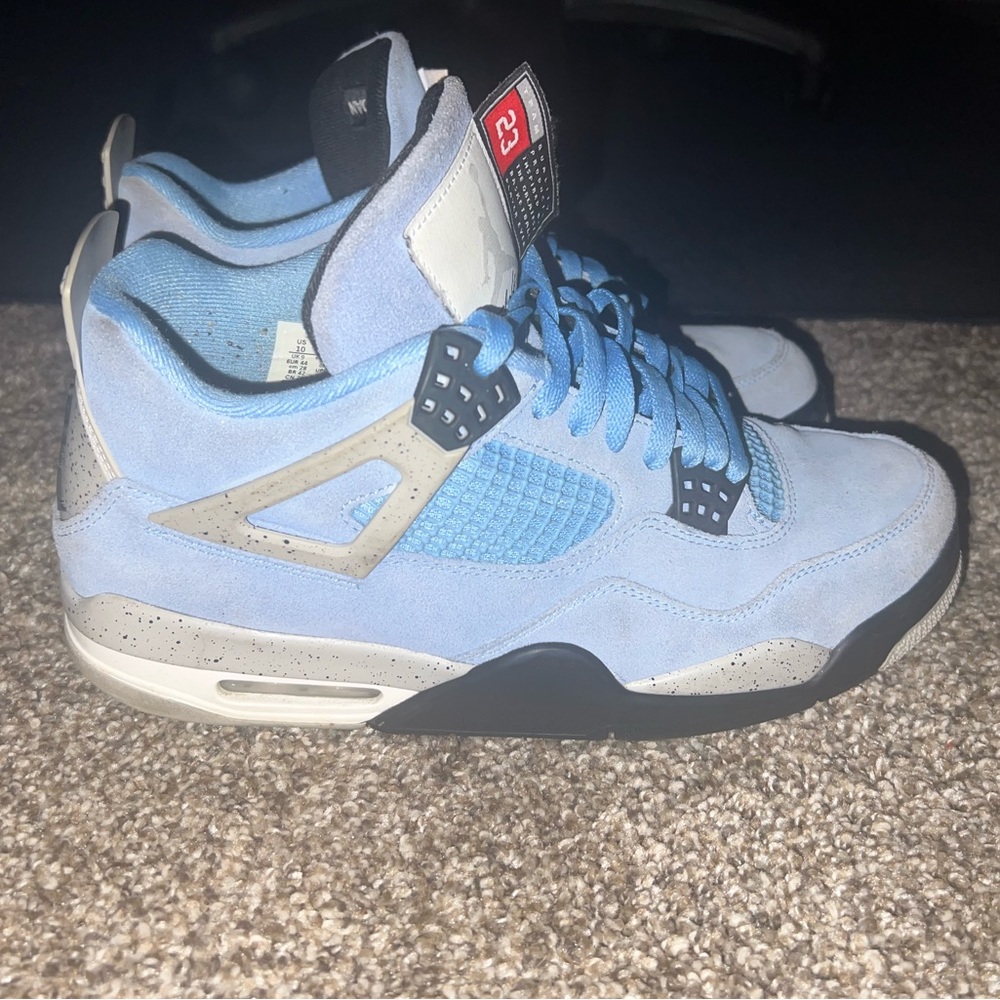 University Blue Jordan 4 Retro